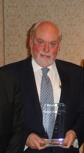 Sir Fraser receiving the 2007 Foresight Feynman Prize for Experiment
